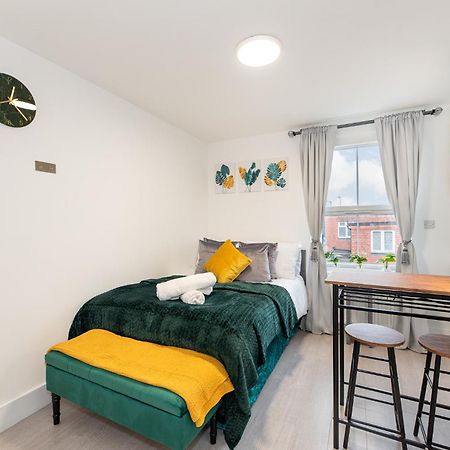 Small And Trendy Studio 3B Лондон Экстерьер фото
